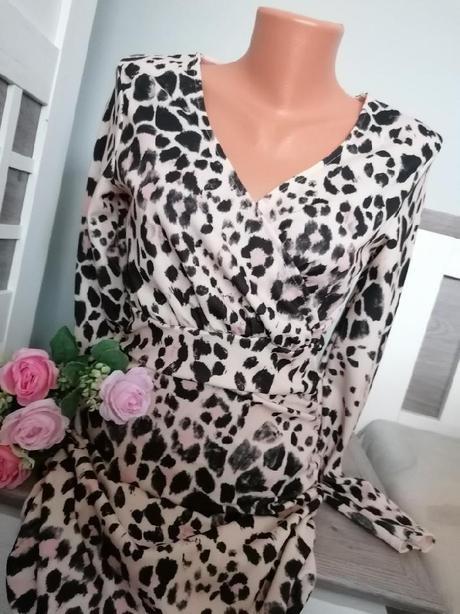 Tygrované šaty, 36