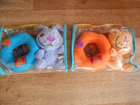 Různí plyšáci a fotorámeček,