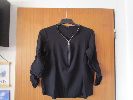 Černá lehoučká halenka, vel. m,nahoře zajímavý zip, amisu,m
