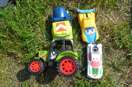 Sada ,traktor, auta měnící se na roboty,