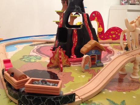 Kidkraft vláčkodráha se stolem - dinosauři, 