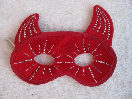 Krásná červená plesová škraboška s pajetkami, 