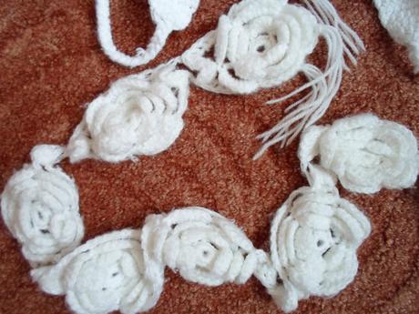 Bílá háčkovaná čepice ušanka šála šálek, 98