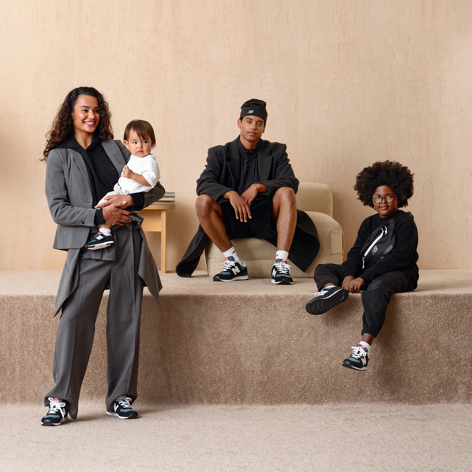 Žena drží v náručí dítě, vedle ní sedí muž a dítě. Žena drží v náručí dítě, vedle ní sedí muž a dítě.