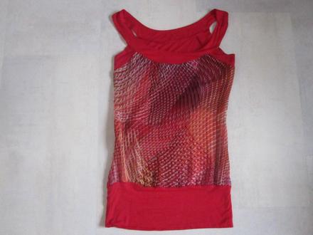 Zajímavě řešený top, s