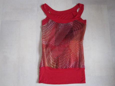 Zajímavě řešený top, s