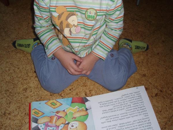 Dítě sedí mezi patičkami a vytáčí ven špičky - problém?