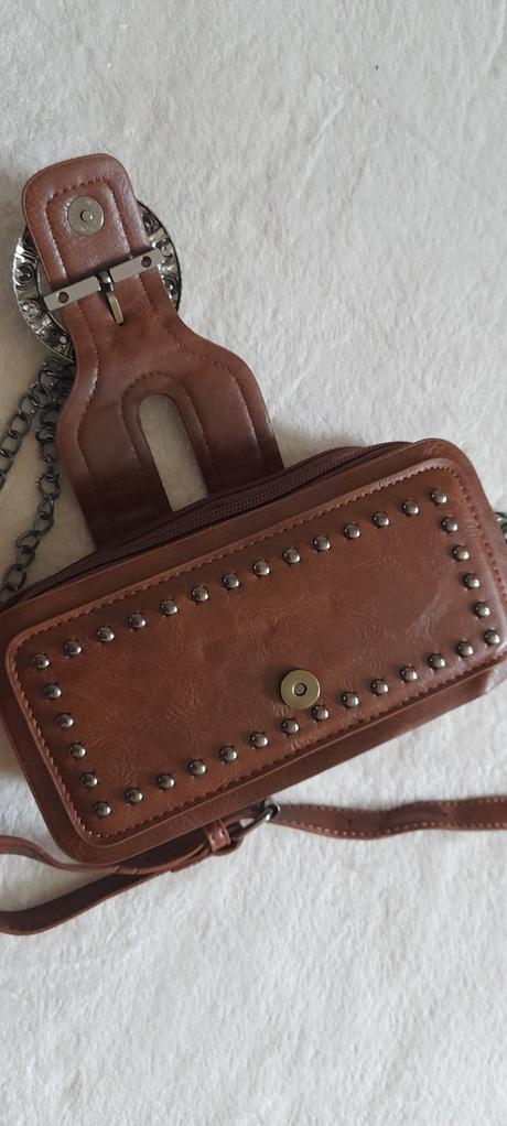 Malá hnědá kabelka crossbody, 