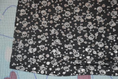 Černé/ tmavě šedé triko s lebkama, stříbrné efekty, 104