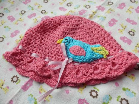 Háčkovaná čepička (klobouček) s ptáčkem, 74