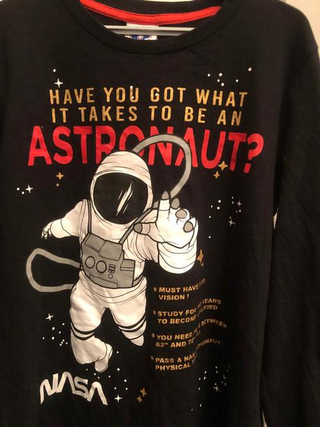 Černé triko s kosmonautem, 152