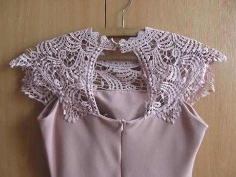 Pudrové společenské šaty, 38