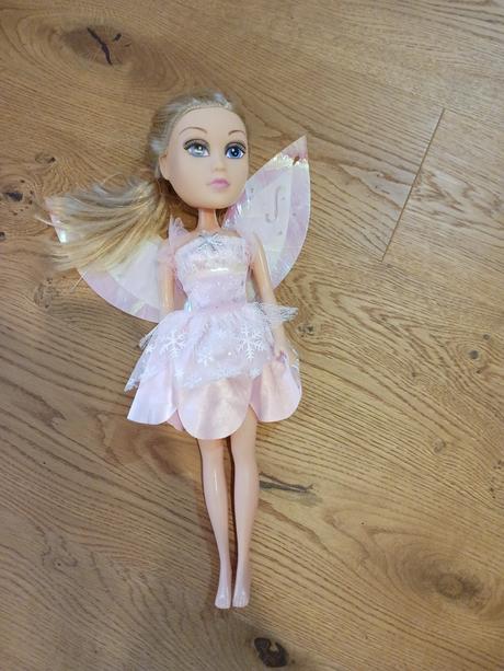 Panenka víla velká s křídly., 