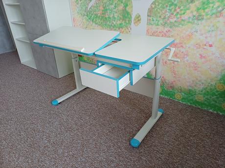 Psací stůl s nastavitelnou výškou, 