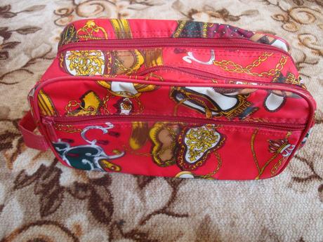 Kosmetická taštička - červená s ornamenty, 