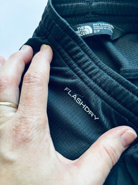 Kraťasy černé značkové - v.cca 7/8 let, 128