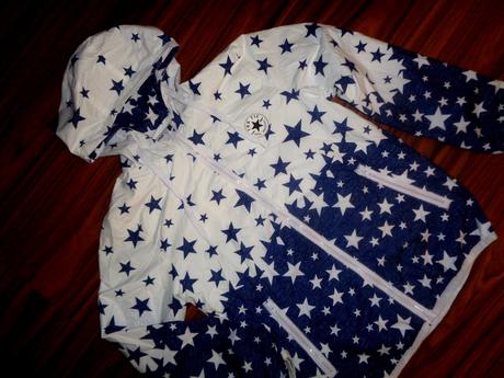 Překrásná modrobílá bunda s hvězdami, 140