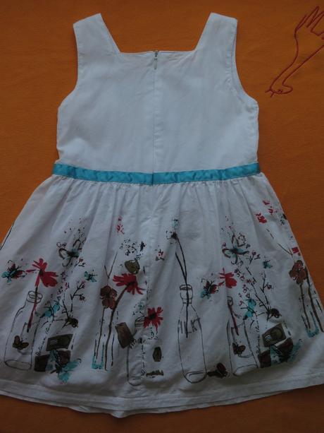 Šaty s modrou stuhou, 98