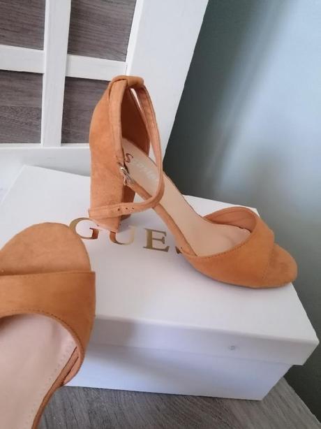 Hořčicové sandály, 36