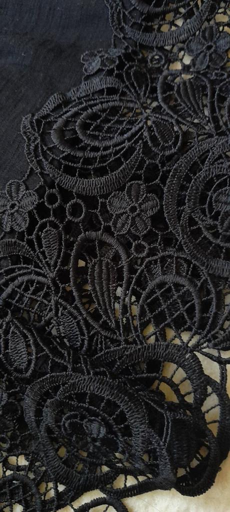 H&m černé šaty s krajkovými detaily, h&m,36