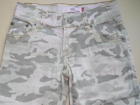 Mají po sobě šedé flíčky, hlavně na úrovni rozkrok, levis,104