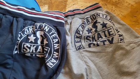 Tepláky, kšiltovka, sportovní taška a slipy, 104–116