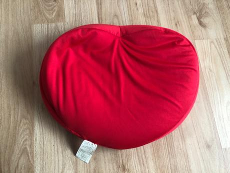 Cerveny polstarek ve tvaru srdce, 