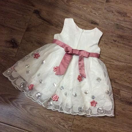 Slavnostní šaty zdobené našitými květinkami, pretty girl,80