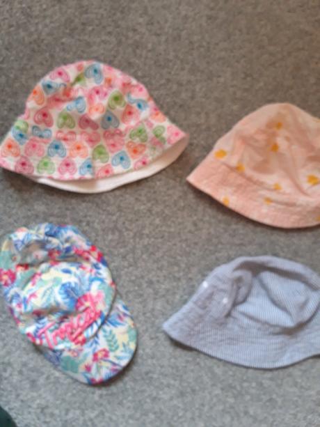 3x klobouk a kšiltovka i jednotlivě, 