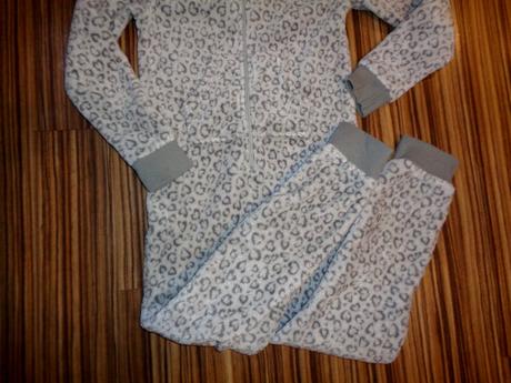 Teploučký měkoučký overal-šedý se srdíčky 134/140, c&a,134