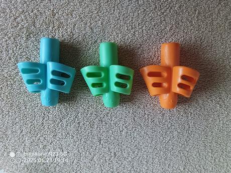 Pomůcky na správné držení tužky,