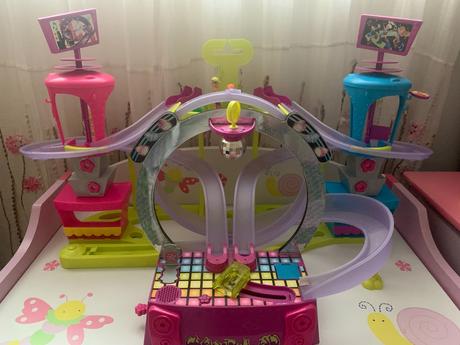 Korčuliarska dráha polly pocket s 2 bábikami, 