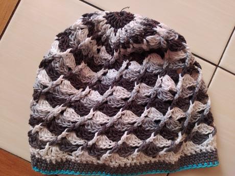 Dívčí háčkovaná čepice,