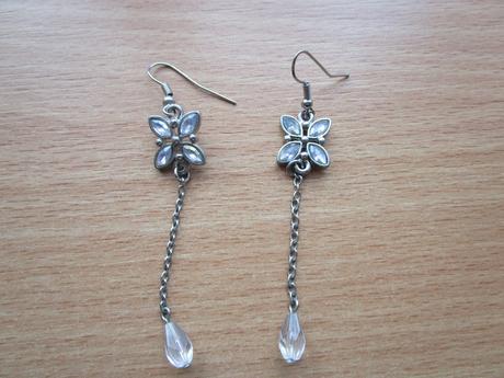 Zajímavý řetízek s květinovými přívěšky + náušnice, 