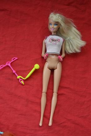 Panenka barbie s koloběžkou, 