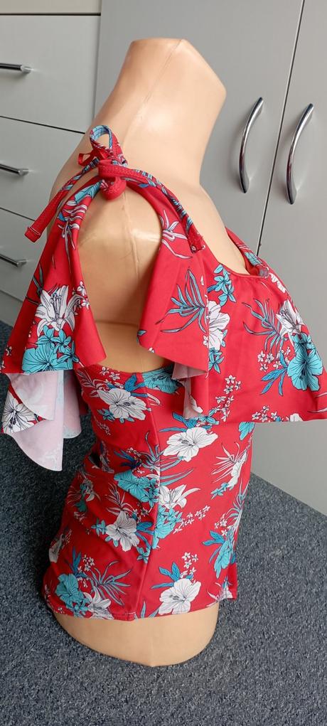 Jednodílné plavky s volánkem vel."m", m