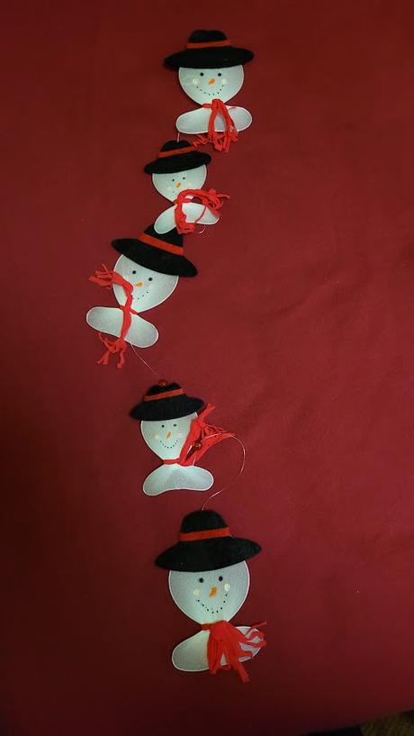 Keramický svícen a závěs se sněhuláky, 