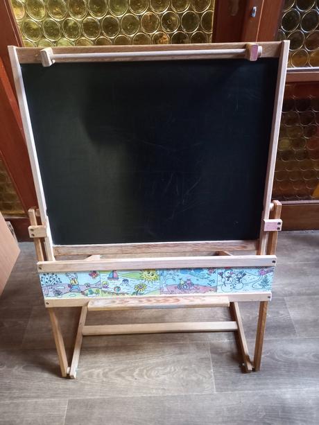 Dětská dřevěná magnetická tabule- stolek 2v1,