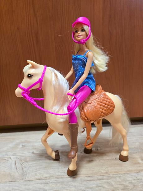 Panenka barbie s koněm,