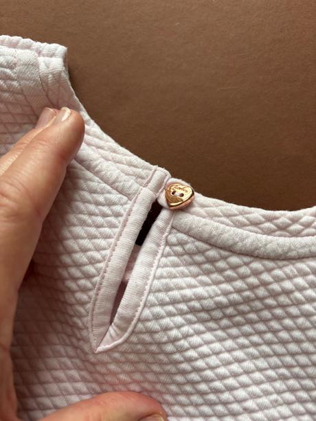 Šaty růžové strukturované- v. 18/24 zn. baker, 92