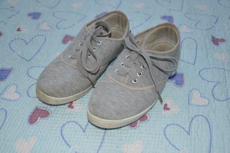 Šedé tenisky, 35