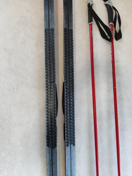 Běžky a hůlky, peltonen