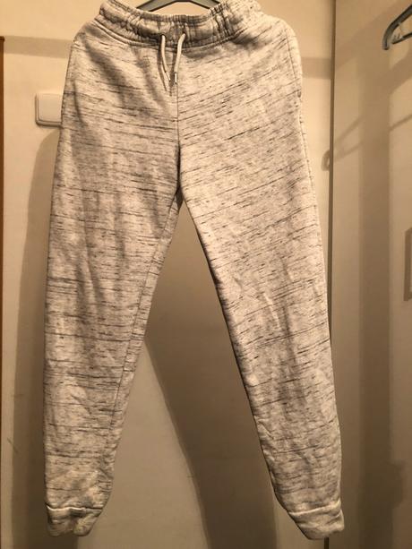 Šedé tepláky s kapsami a tkanicí, 140