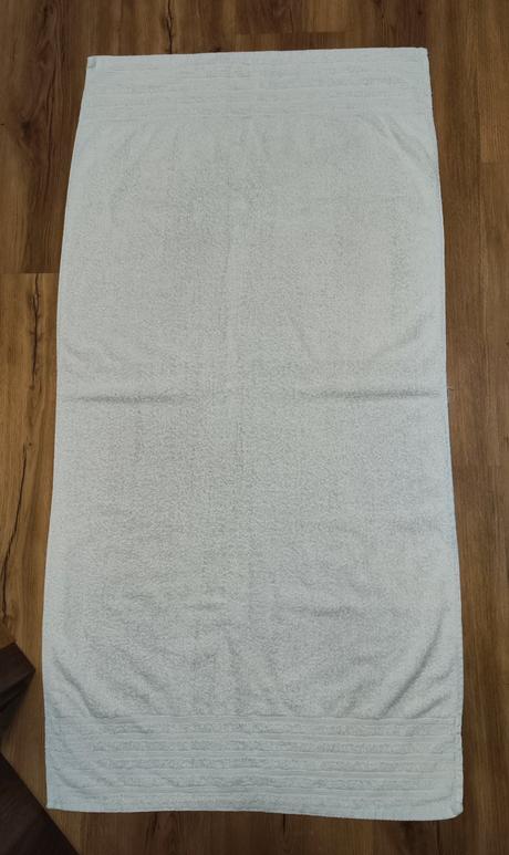 1 osuška, dva ručníky, 