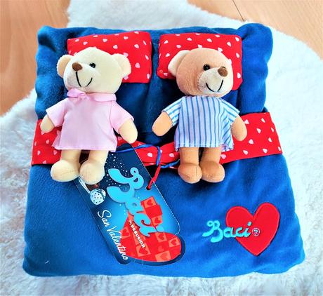 Medvídci na plyšovém polštářku,