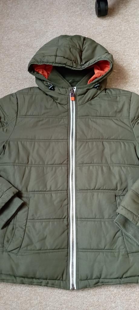 Bunda zn."esprit" vel."xs" je větší, měrte prosím, esprit