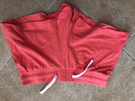 Korálová barva šortky a bílé tilko 134/140, c&a,134