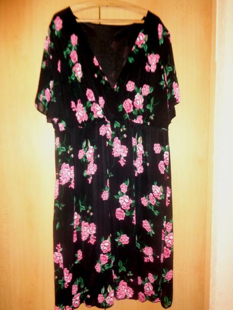 Nádherné černé šaty s růžemi, 4xl
