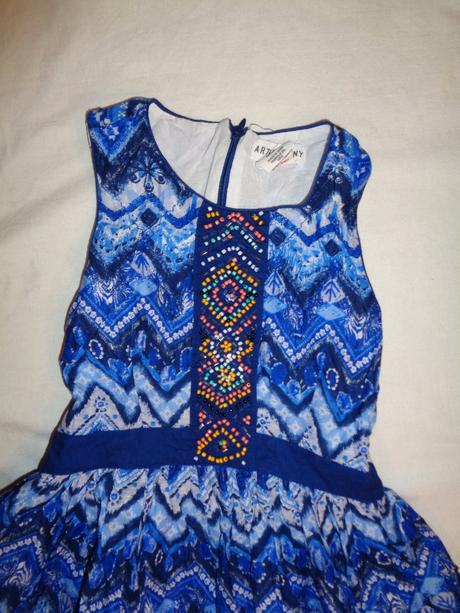 Krásné modrobílé šaty s korálky, 116