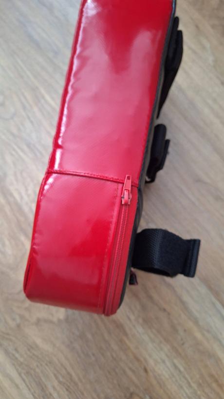 Kaze lapa odražeč kopů a úderů,